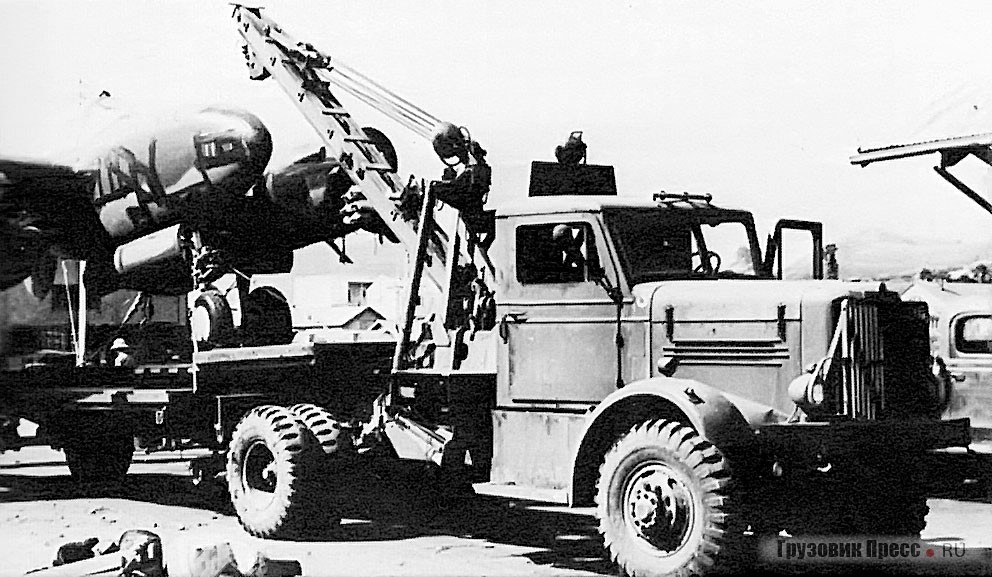 Аэродромный эвакуатор на шасси Oshkosh W-709 с одноосным полуприцепом. Остров Новая Каледония, 1942 г.