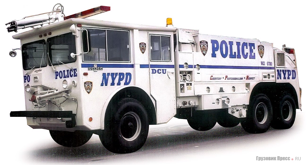 Пожарный Oshkosh P-4 применяется полицией Нью-Йорка в качестве водомета. Фото 1990-х гг.