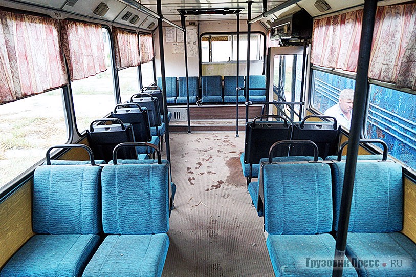 Эхо ЛиАЗ-677 отражено не только в застеклённой перегородке, но и в общей компоновке автобуса
