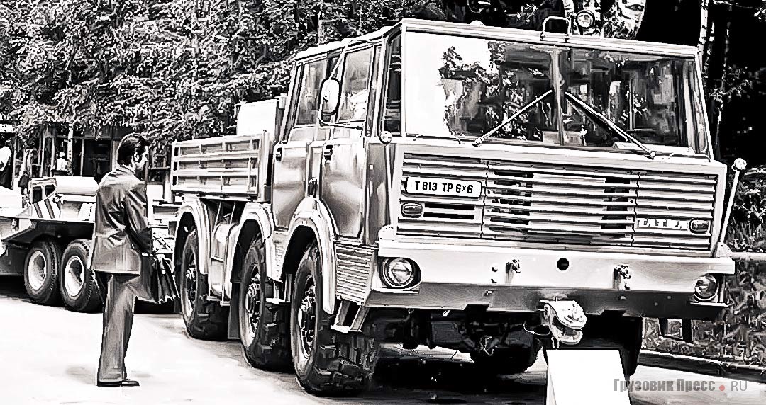 Выставочный экземпляр балластного тягача Tatra 813ТР 6х6 с двойной кабиной. Экспозиция чехословацких автомобилей в Сокольниках. Москва, лето 1976 г.