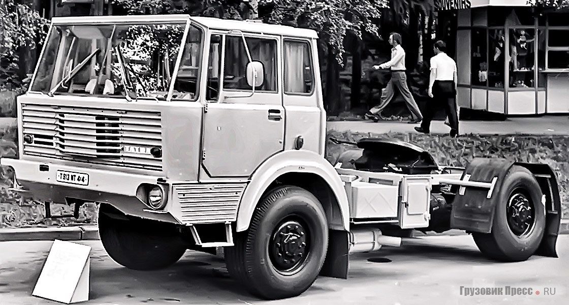 Выставочный экземпляр седельного тягача Tatra 813NT 4х4 в экспозиции чехословацких автомобилей. У машины одинарная кабина и ступицы старого типа, от Tatra138. Москва, Сокольники, лето 1976 г.