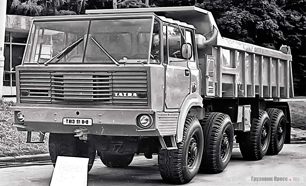 Выставочный самосвал Tatra 813S1 8х8 с одинарной кабиной. Москва, Сокольники, лето 1976 г.