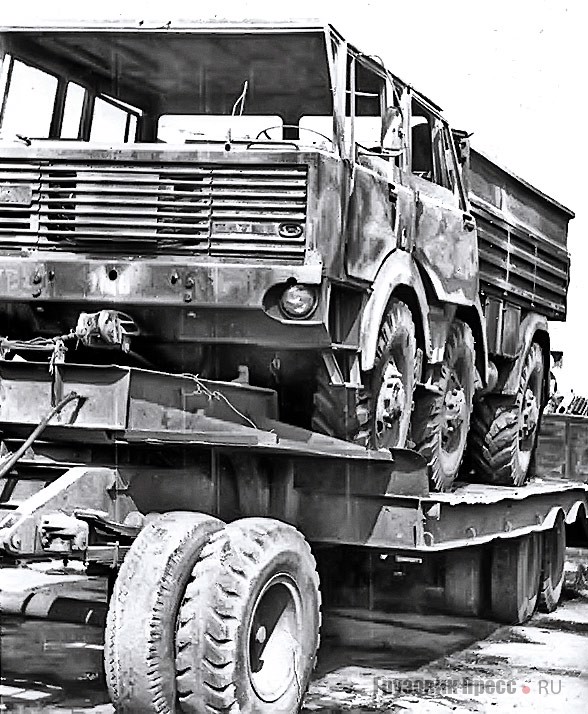 Погрузка пострадавшей Tatra 813ТР 6х6 со сгоревшей кабиной из АТК-1 «Союзгазпромстроя» краном Liebherr на прицеп ЧМЗАП-5523А для транспортировки к месту ремонта
