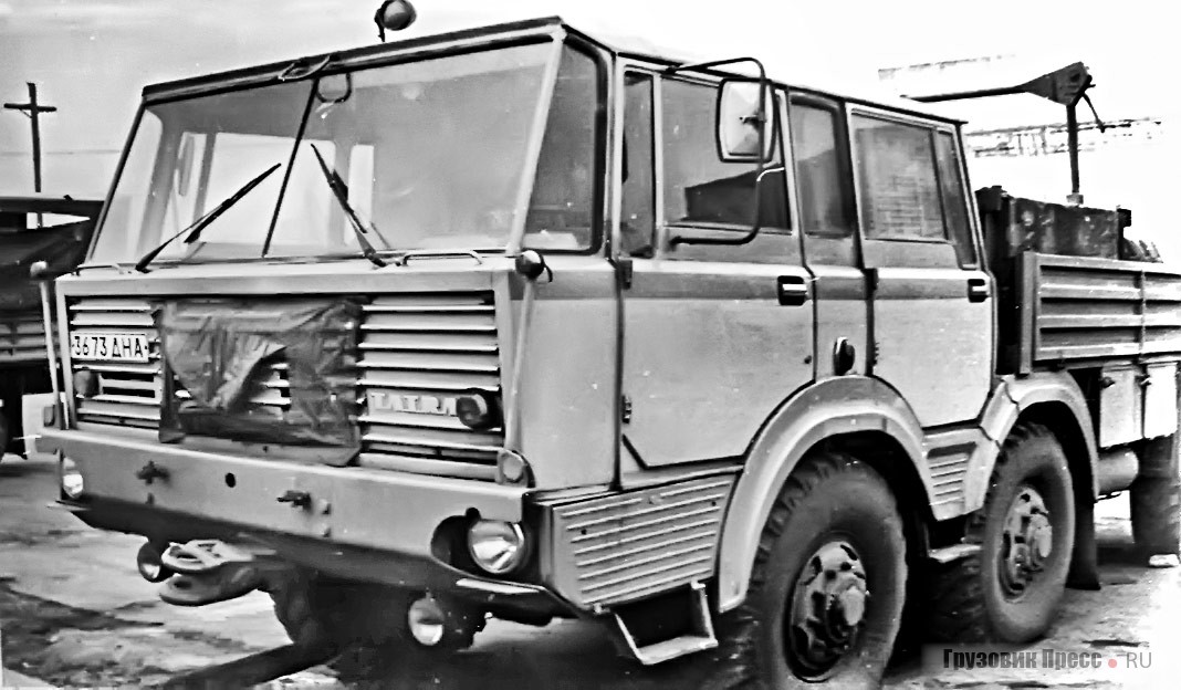 Экземпляр балластного тягача Tatra 813ТР 6х6, гос. № 3673 ДНА, с дисками от Т-148, обутый в шины 12,00-20 от экскаваторов ЭО-3323. Принадлежал автопарку Центрального горно-обогатительного комбината в г. Кривой Рог. Украина, 1986 г.