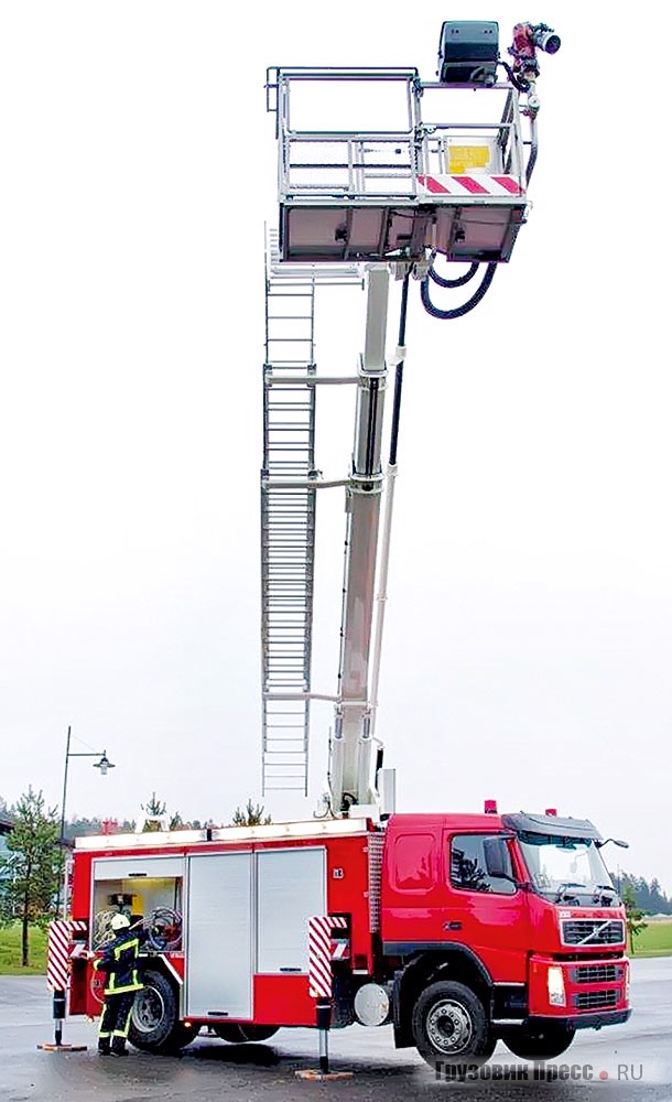 Многофункциональный аварийно-спасательный автомобиль на шасси Volvo FM, оснащённый 32-метровым телескопическим комбинированным автогидроподъёмником с лестницей Vema Combi 242 TF