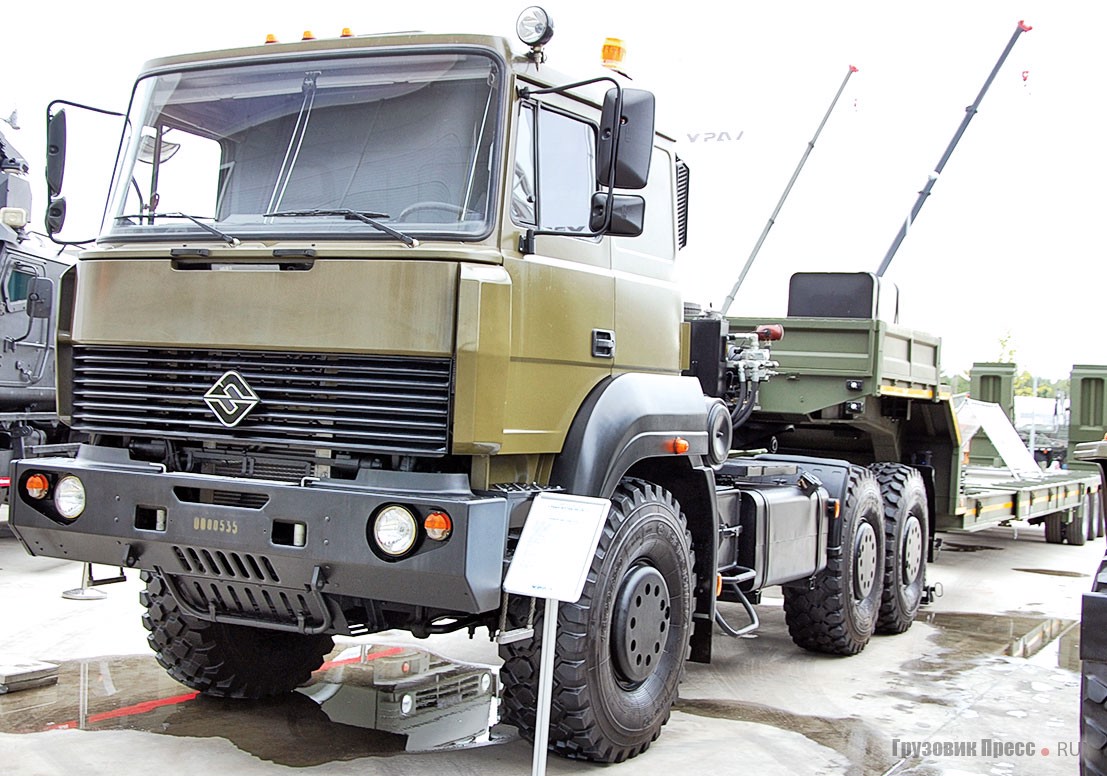 Автопоезд в составе седельного тягача «Урал-63704-0029-02» и полуприцепа «Тверьстроймаш-99393Е»