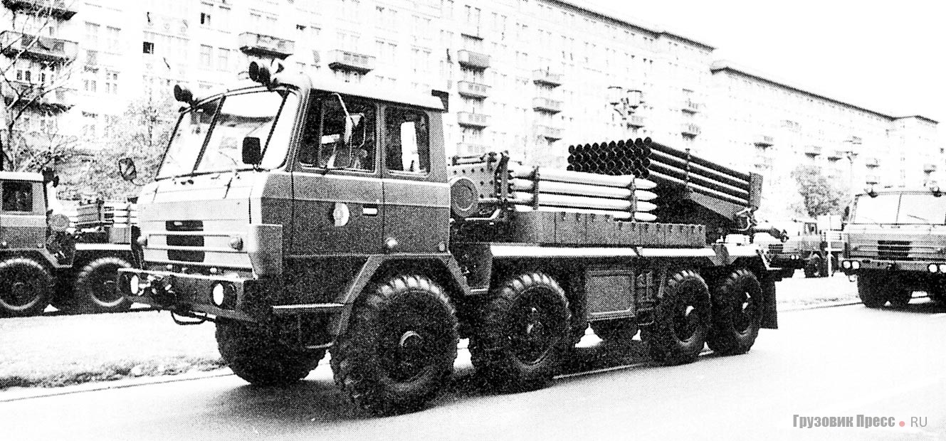 Tatra 815 VPR9 28 265 8x8.1R c реактивной системой залпового огня RM voz. 70/85 армии ГДР на параде в Берлине, 1989 г.