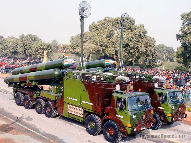 Tatra 815-6MWR8T 45 324 12х12.1R с пусковой установкой крылатых ракет PJ-10 BrahMos на параде в Нью-Дели, 2009 г.