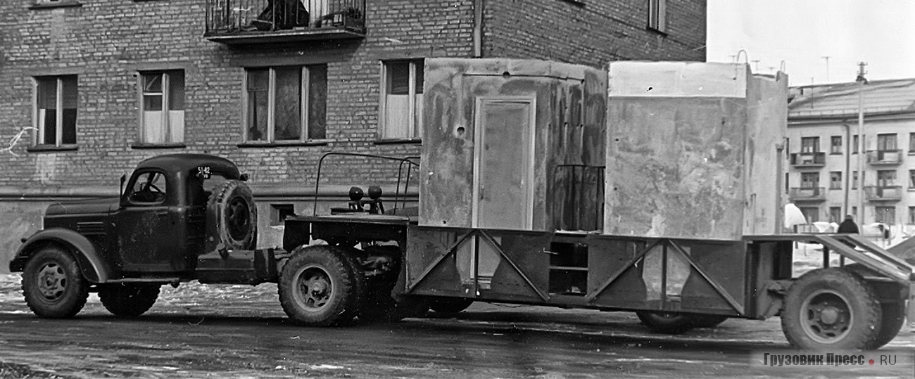 ЗИЛ-ММЗ-164Н с полуприцепом для перевозки санкабин ПСК-2 появился в разгар строительства крупнопанельных домов в 1964 г.