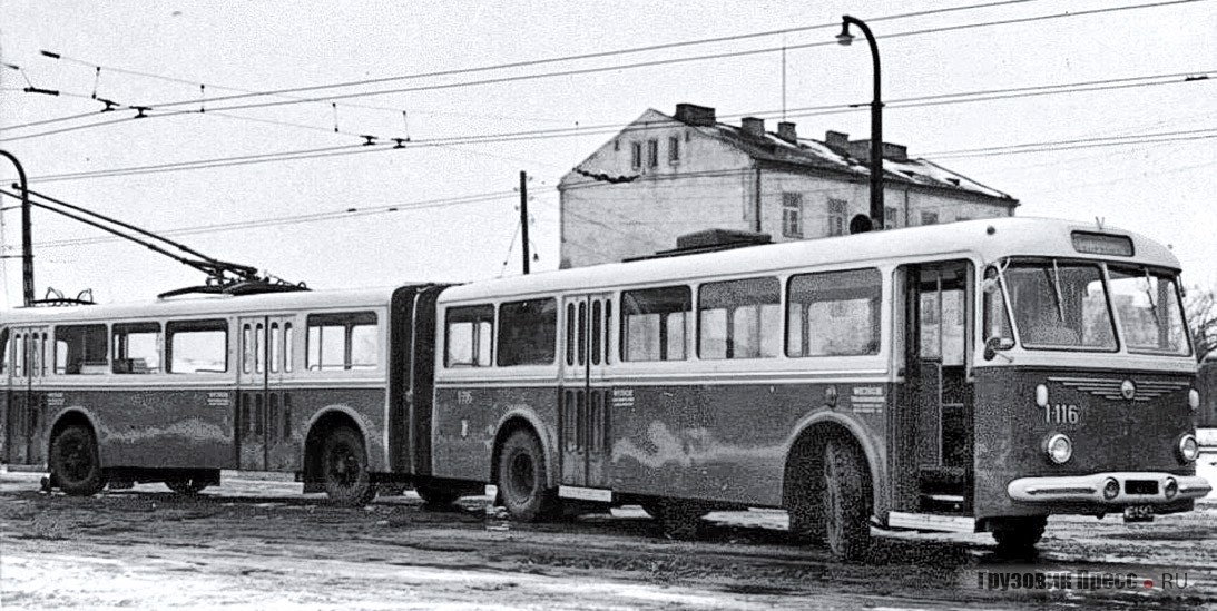 Самодельный сочленённый троллейбус, созданный в Варшаве на базе двух машин Škoda 7Тr в начале 1960-х годов