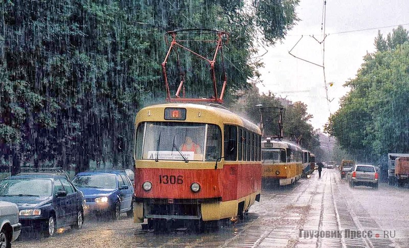 Появившиеся в 2000-е годы красного цвета вагоны Tatra были модернизированы на ТРЗ