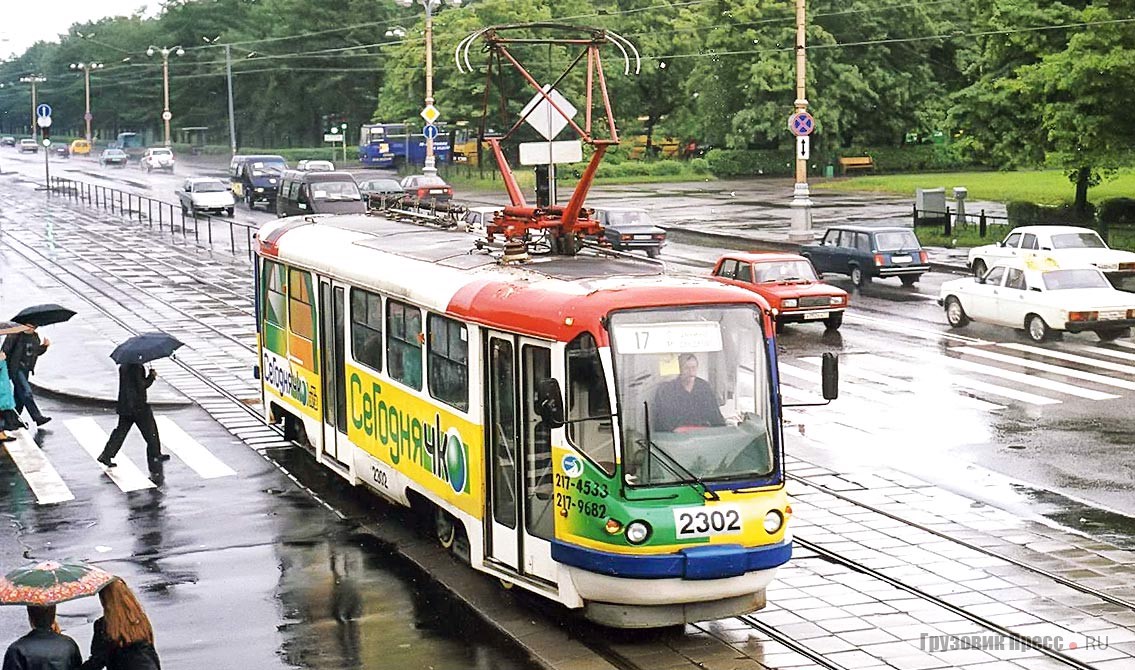 Один из первых модернизированных вагонов Tatra был оформлен в рекламу телепередачи «СеГоднячко» на НТВ, 2001 г.
