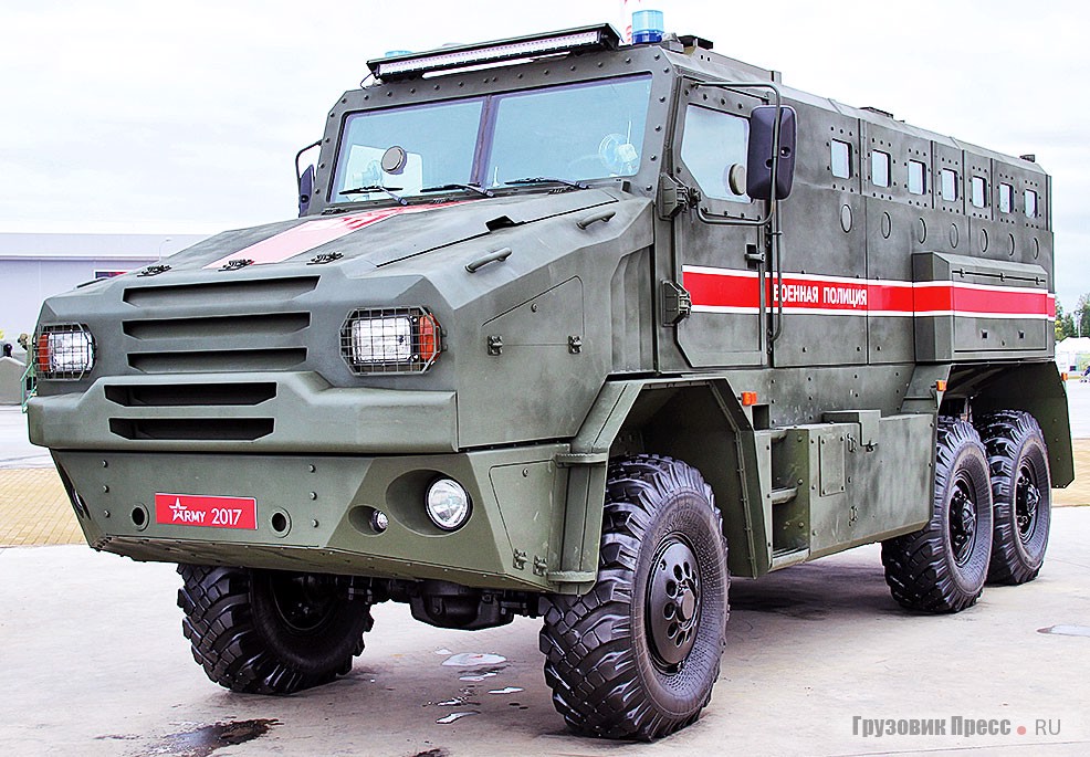 Специальный бронированный автомобиль «Федерал-М» ООО «ОКБ «Техника» в расцветке военной полиции