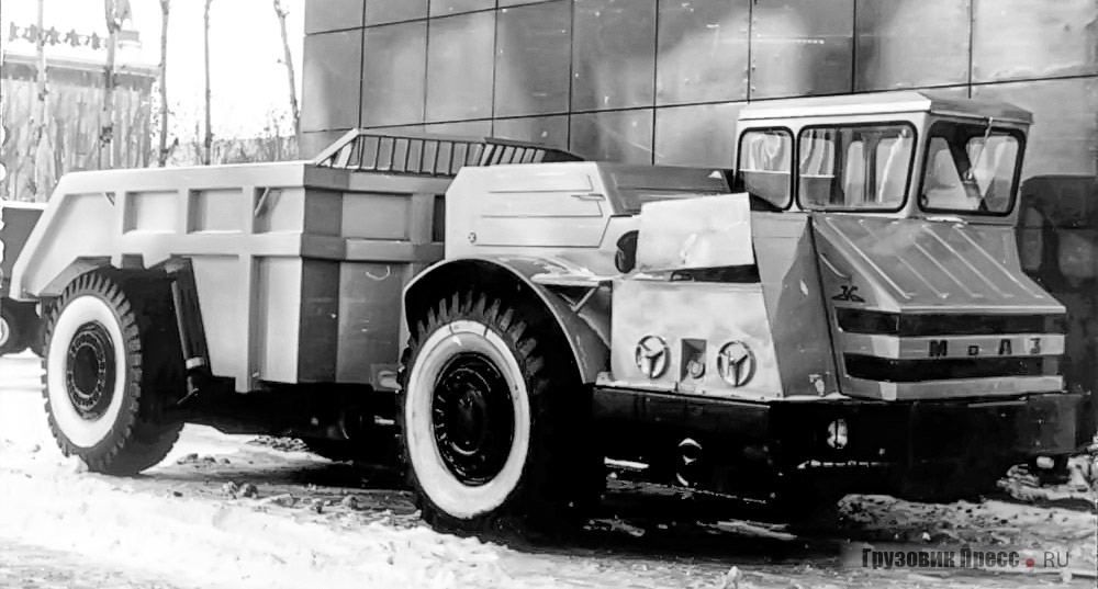 Первый отечественный самосвальный автопоезд МоАЗ-6401-9585, выпускавшийся для рудников и тоннелестроителей Могилёвским автомобильным заводом им. С.М. Кирова (Белоруссия) в 1970 г.