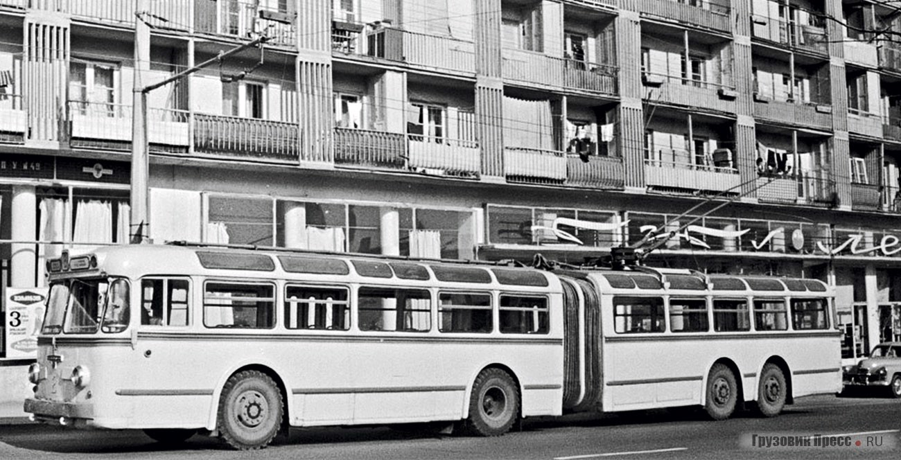 Троллейбус ТС на улицах грузинской столицы