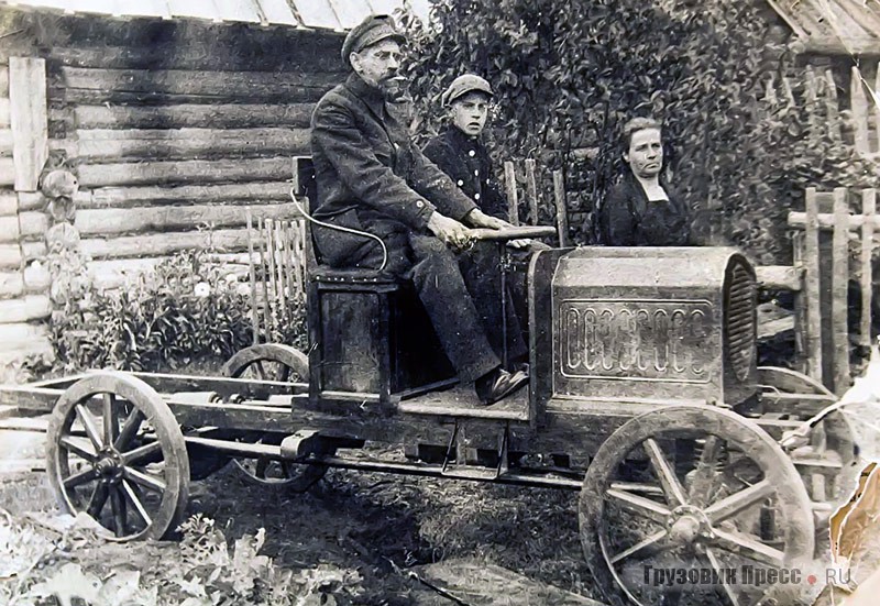 Дмитрий Николаевич Петунин за рулём своего грузовика, рядом его сын и супруга Александра Павловна. Фото 1929 г.