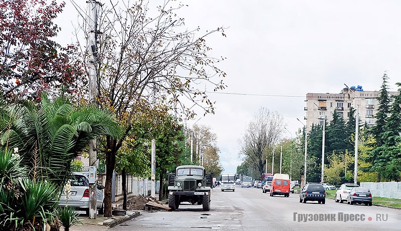 Неспешный городской трафик в Кутаиси