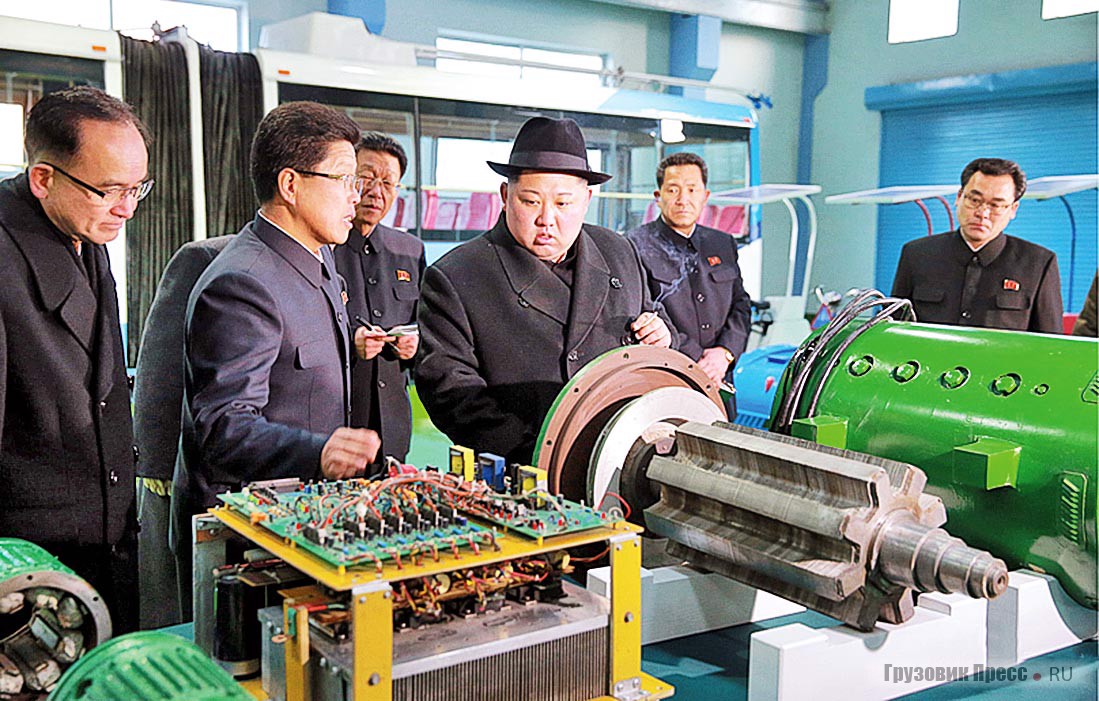 Деловито, с сигаретой в руке Ким Чен Ын рассматривает элементы электродвигателя и привода