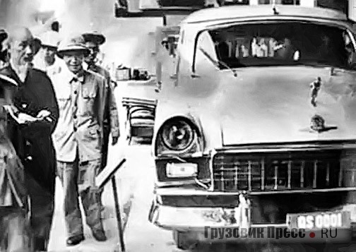 Первый вьетнамский автомобиль Chiến Thắng получил номерной знак QS 0001 (военный, № 1). Хо Ши Мин лично осмотрел машину, 1958 г.