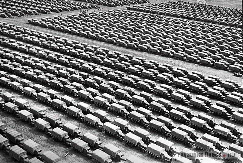 Studebaker US6 и US6x4 стали самыми массовыми импортными автомобилями в Советской Армии. По данным на 9 мая 1945 года мы получили 114,5 тысяч таких грузовиков. Поставки продолжались вплоть до 1946 года. Всего компания Studebaker Corp. Выпустила 197 678 экземпляров этого семейства, плюс ещё 22 204 грузовика сделала фирма REO