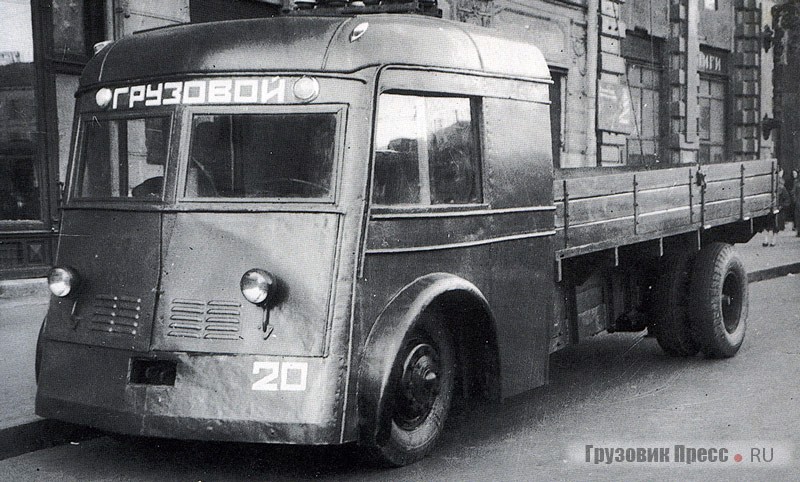 Ленинградский ЯТБ-1, переоборудованный в грузовой во время войны