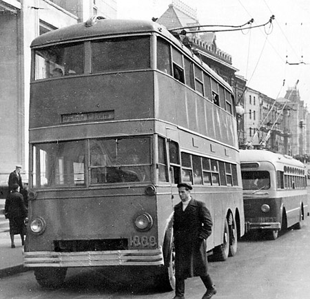 ЯТБ-3 отличался от английского троллейбуса незначительными деталями (сзади МТБ-10)