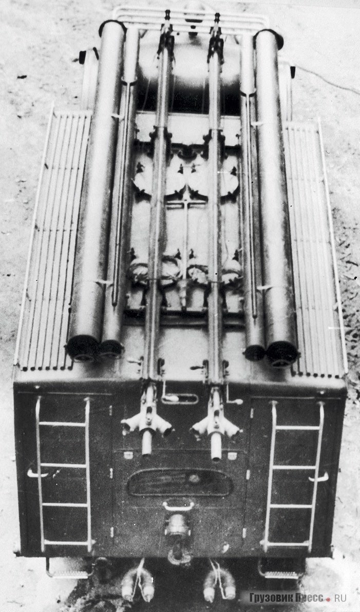 ПМЗ-16 с подъёмниками пенослива и пеналами для укладки всасывающих рукавов (подъёмник для загрузки пенопорошка снят)