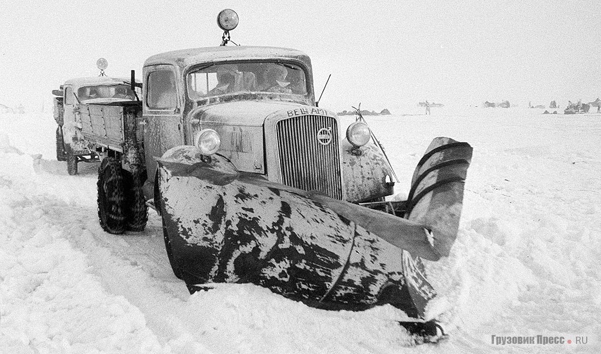 По состоянию на 1939 г. марка Volvo занимала 3% рынка грузовиков Финляндии (552 автомобиля), пропустив вперёд только Ford и Chevrolet. Грузовик Volvo LV82 расчищает дорогу по льду Финского залива, 26.03.1942 г.