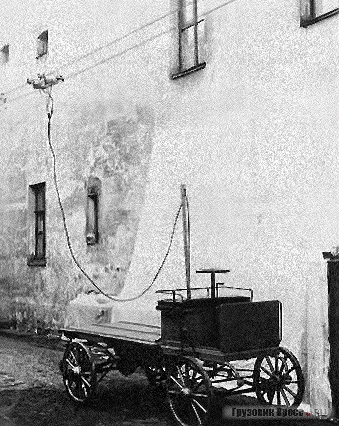 Первый российский троллейбус конструкции П.А. Фрезе и С.И. Шуленбурга во дворе фабрики «Фрезе и К°». Петербург, 1902 г.