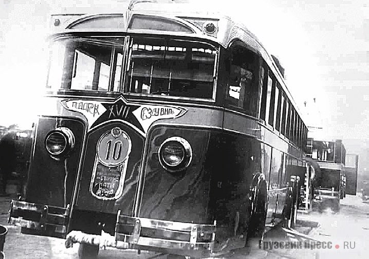 Трехосный троллейбус ЛК, изготовленный на ЗИСе в 1935 г., тоже был известен как ЛК-3, хотя носил название ЛК-2