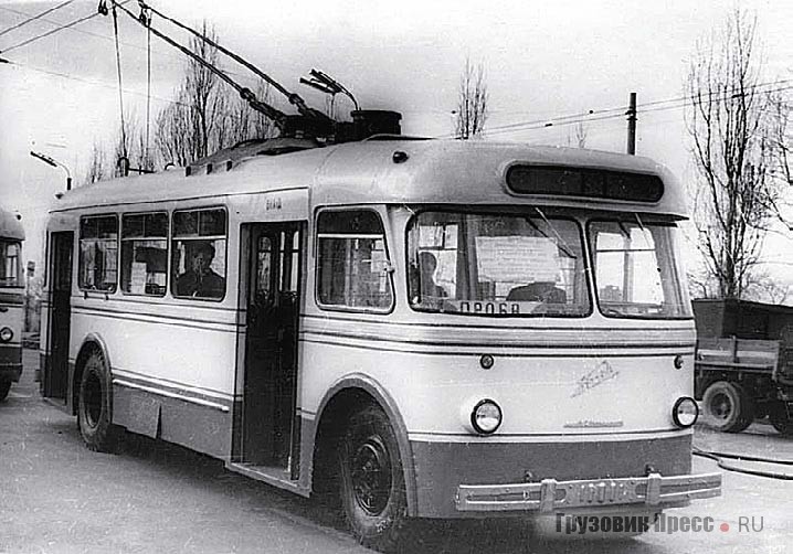 «Киев-2» выпускали на Киевском заводе электротранспорта им. Дзержинского в начале 1960-х. Работали только на Украине