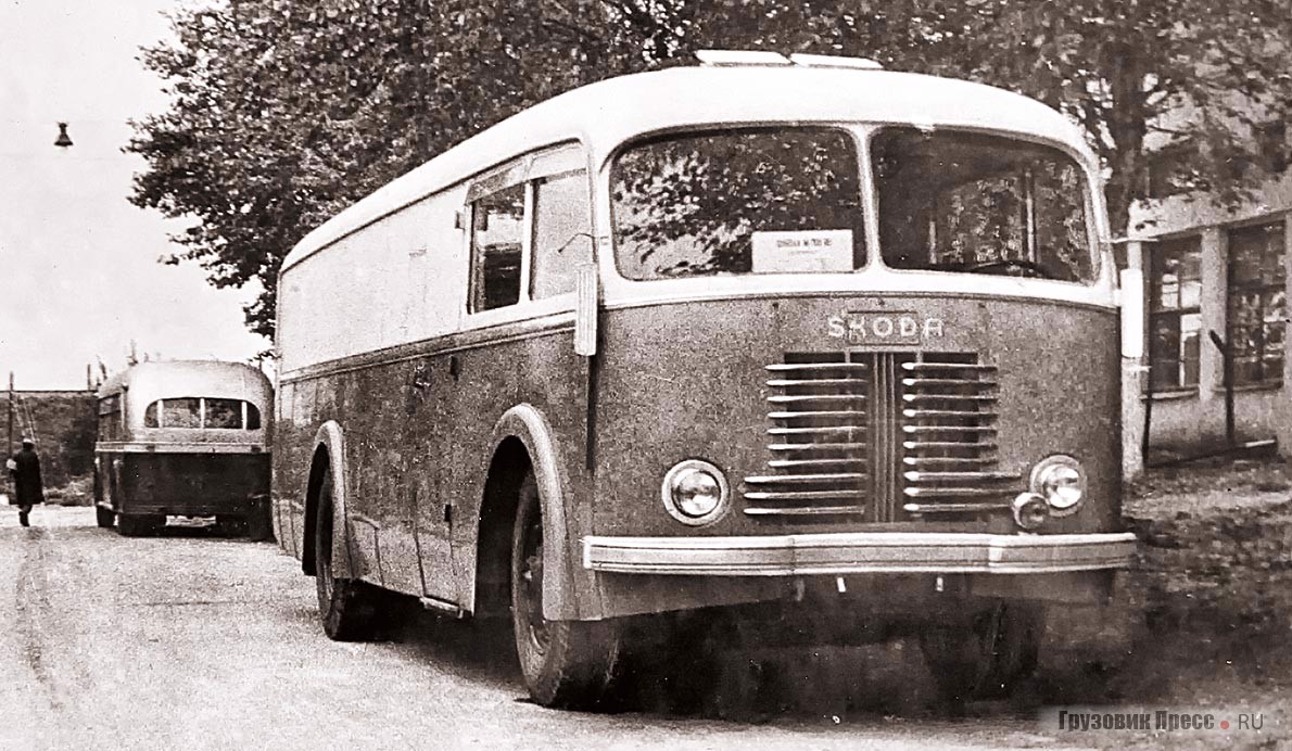 Впервые широкому кругу специалистов Škoda M706RO была представлена на выставке в НАМИ во время Совещания конструкторов и исследователей автомобильной промышленности 3–6 июля 1956 г. На заднем плане опытный автобус НАТИ-А 1938 года