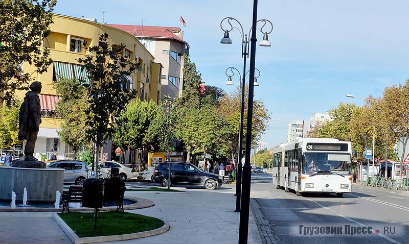 В центре города улицы сужаются до двух полос, тем не менее тут работают преимущественно сочленённые автобусы Mercedes-Benz O405GN2