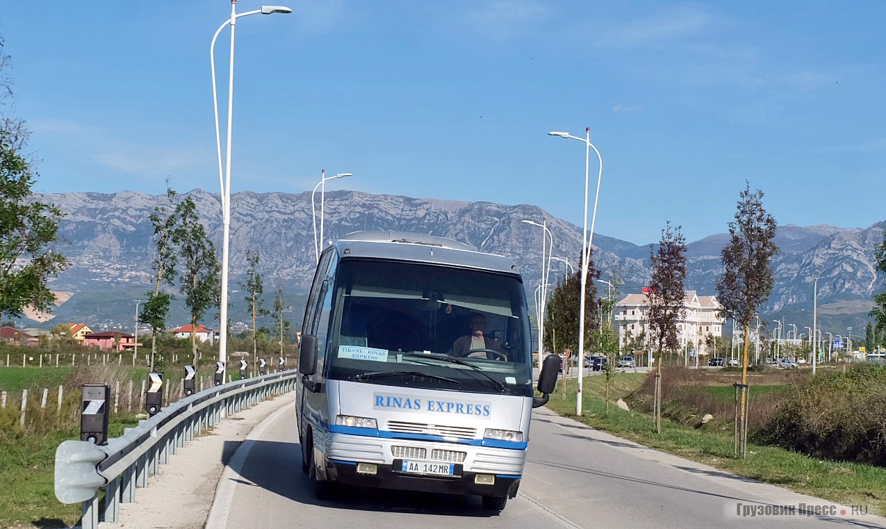 На маршруте «Тирана – Ринас» ходят экспрессы Indcar Mago Urbano на шасси IVECO TurboDaily 59E12. Именно здесь был запущен первый в Албании электробус