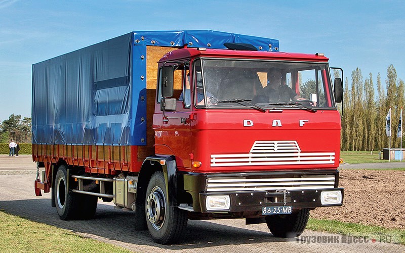 [b]DAF FA2000DH, 1976 год.[/b] В 1969 году DAF представил совершенно новый ассортимент грузовиков в среднетоннажном сегменте. Это был первый грузовик с опрокидывающейся кабиной для облегчения доступа к двигателю. Он оснащён 6-цилиндровым 8,25-литровым дизелем DAF DH825 мощностью 166 л.с. при 2400 об/мин. Снаряжённая масса автомобиля – 5550 кг, грузоподъёмность – 9850 кг