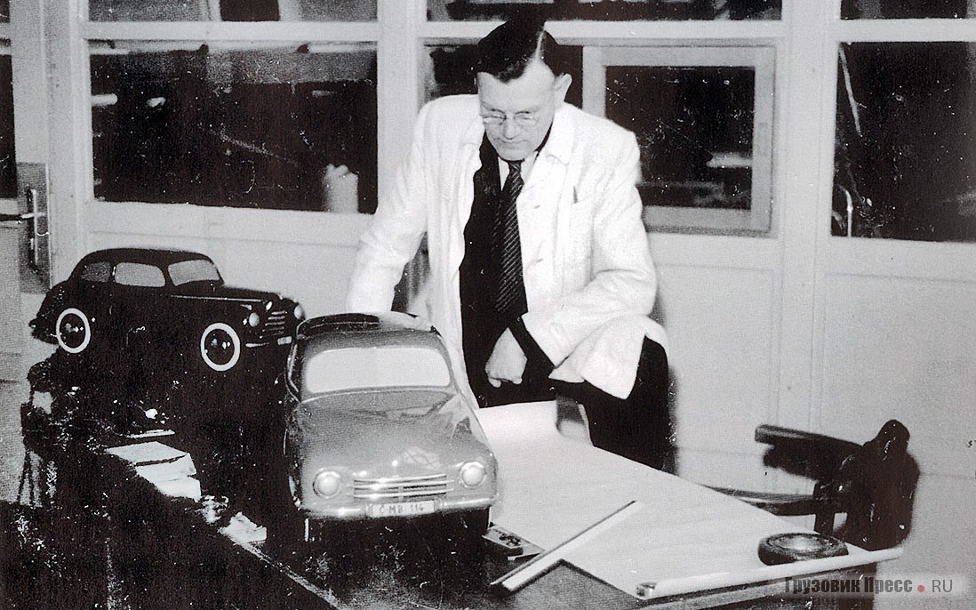 Главный конструктор кузовов AZPN Йозеф Велебны у масштабных макетов послевоенных автомобилей Škoda