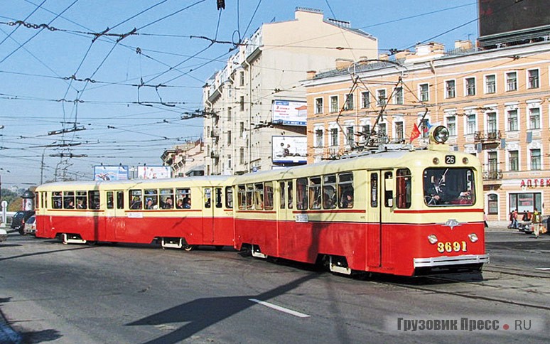 [b]ЛМ-49 (1950 г.) + ЛП-49 (1965 г.).[/b] Трамвайный поезд из вагонов ЛМ-49 и ЛП-49 (ленинградский моторный, ленинградский прицепной образца 1949 года). Они выпускались ленинградским ВАРЗ-1 с 1949 по 1960 и 1968 год соответственно. За характерный окрас с использованием цвета слоновой кости эти вагоны были прозваны «Слонами». Прицепные вагоны ЛП-49 использовались в поездах с более новыми ЛМ-68 и даже ЛМ-68М – такие составы называли «Динозаврами»