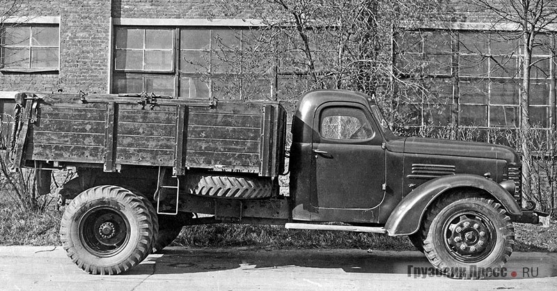 Опытный ЗИС-585 c деревянно-металлическим кузовом (ЗИС-385-сх). Вид справа. Хорошо видны скошенный задний борт, 4 стойки боковых бортов, «вездеходные» шины М-15 и запасное колесо под платформой. Москва, НАМИ, 1952 г.