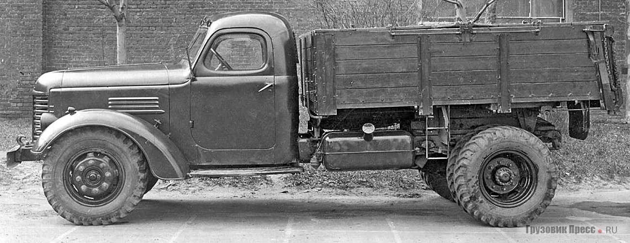 Опытный ЗИС-385-сх. Вид слева. Видны наклонный задний борт, крыша кузова и (как и на предыдущем фото) подножка для её открытия / закрытия, закреплённая под кузовом перед задними колесами. Москва, НАМИ, 1952 г.