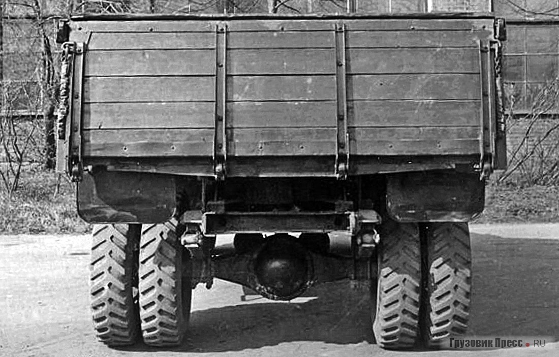 Вид сзади опытного ЗИС-585-сх. Москва, НАМИ, 1952 г.