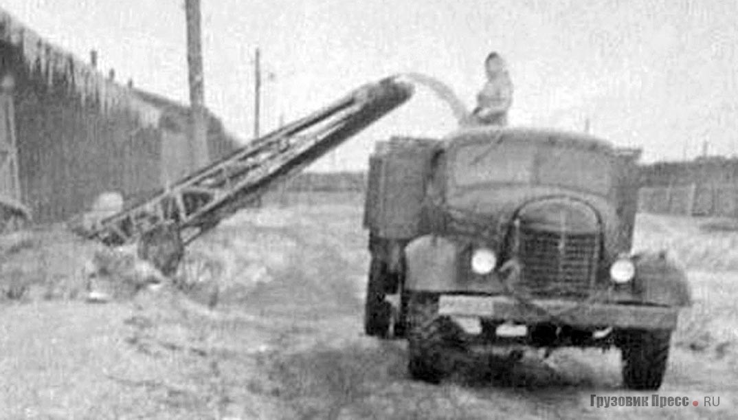 Опытный ЗИС-585-сх (№ мж 99-72) на испытаниях загружается зерном посредством транспортёра. ЦМИС, г. Солнечногорск Московской области, 1953 г.