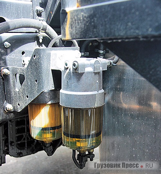 Систему питания Common Rail в российском исполнении машины защищают два топливных фильтра с подогревом и отстойниками воды