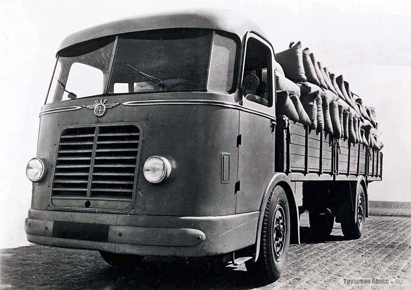 Прототип 10-тонного переднеприводного грузовика DAF DT10 с немецким дизелем воздушного охлаждения Deutz F4M517 мощностью 100 л.с. работал на заводе Metaal Compagnie Brabant. 1943 г.