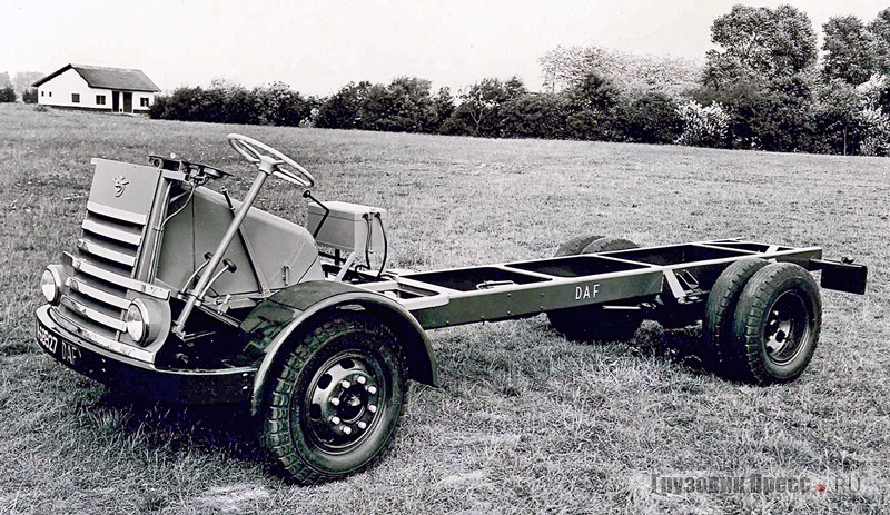 Шасси DAF A50, 1949 г. Производителям кабин приходилось «плясать» от характерной для ранних моделей наклонной облицовки радиатора с семью широкими молдингами, поэтому «Дафы» были легко узнаваемыми