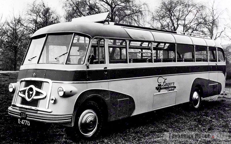Автобус на шасси DAF BD50 с кузовом Smit, в дизайне которого узнаётся фирменный стиль. Энсхеде, 1951 г.