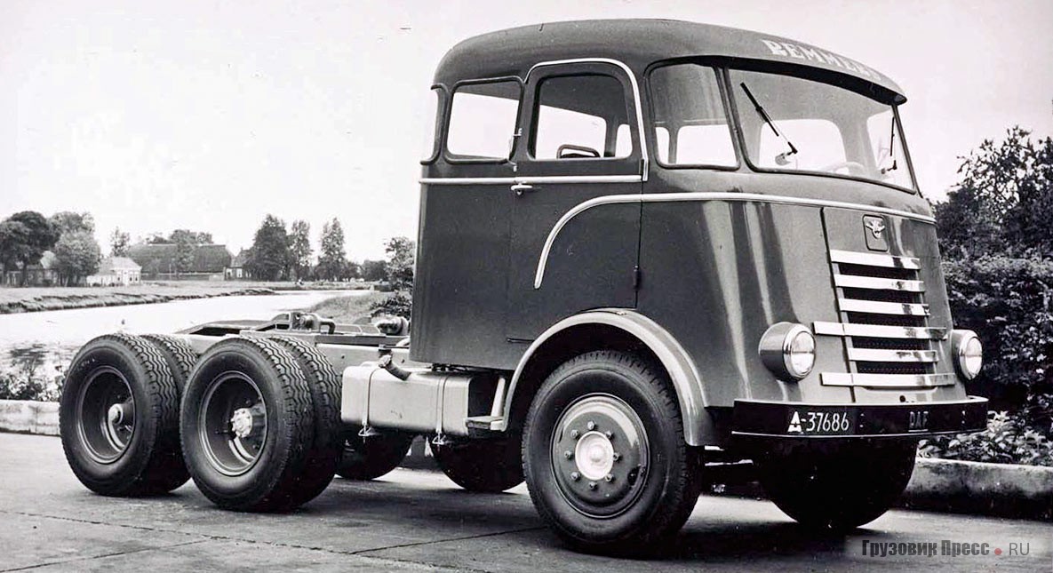 Один из первых тягачей с колёсной формулой 6х4 DAF T1500DL, 1956 г. Кабину со «спальником» изготовила фирма Carrosseriefabriek Medema. В это время вместо семи молдингов на облицовке стали ставить шесть