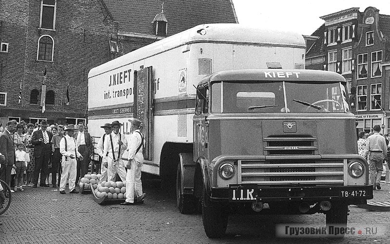 DAF T2000DO на рынке сыров в Алкмаре. Тягач с заводской «дальнобойной» кабиной оснащался 11,1-литровым дизелем DAF-Leyland, 1958 г.