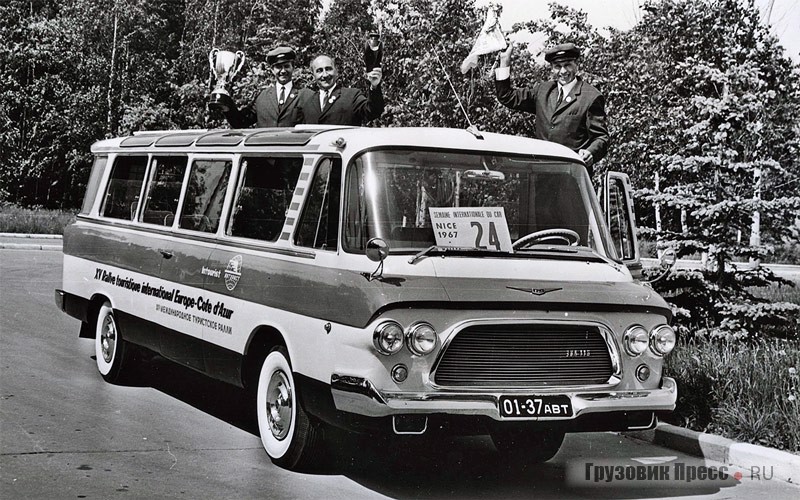 Окраска этой «Юности» № 8 воспроизводит аутентичный экземпляр № 6, который завоевал призы в 1967 году на 15-м Международном туристском ралли и 18-й Международной неделе автобусов в Ницце