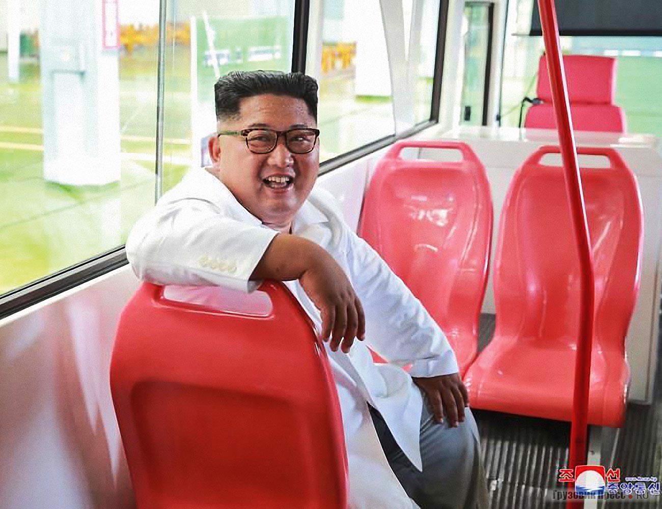 Руководитель страны остался доволен новыми пластиковыми сиденьями в троллейбусе