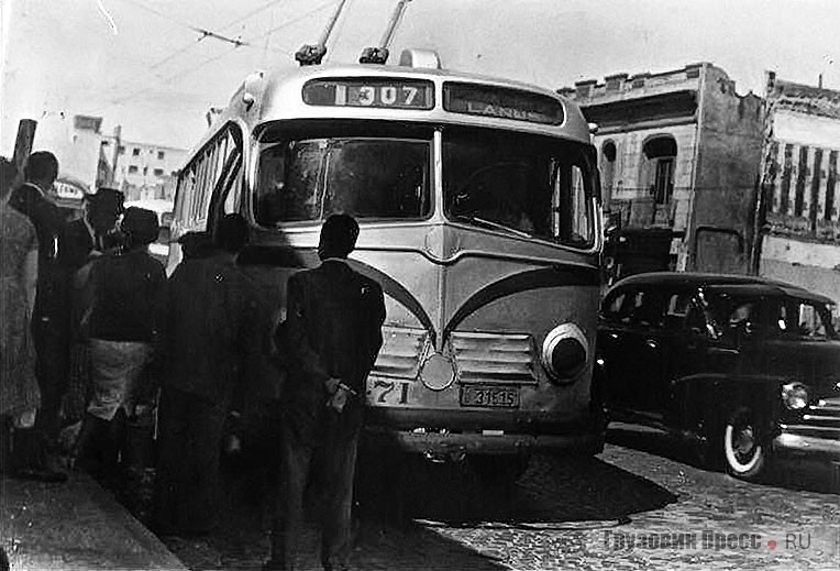 Золотое время для троллейбусов в Буэнос-Айресе. Пассажиры в ожидании троллейбусов, которые в начале 1960-х годов были основным видом общественного транспорта